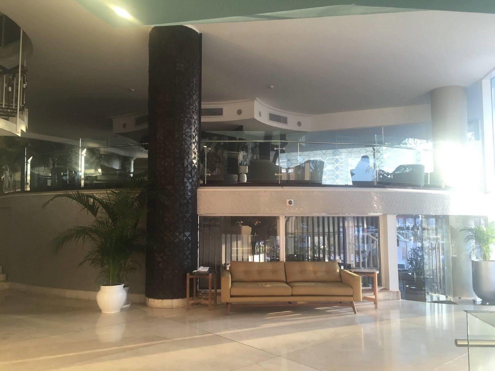 Blue Waters Hotel Durban Exterior foto "The building is a modern structure that is located in the city of Tunis."